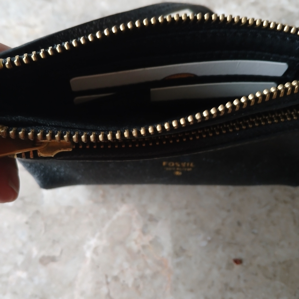 Fossil NWOT Black Leather Dual-Compartment Zip Wristlet with Gold Hardware - Picture 2 of 4